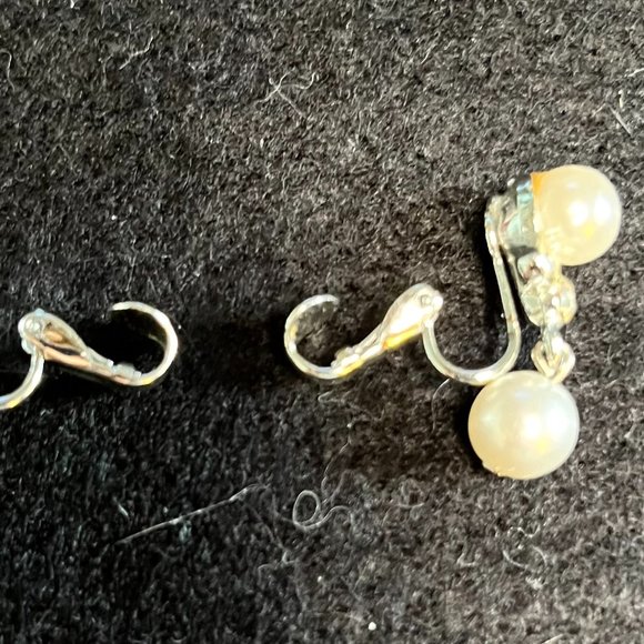 Enchanting ‘Pearl’/Crystal Silver Tone Clip Earrings - Picture 6 of 6